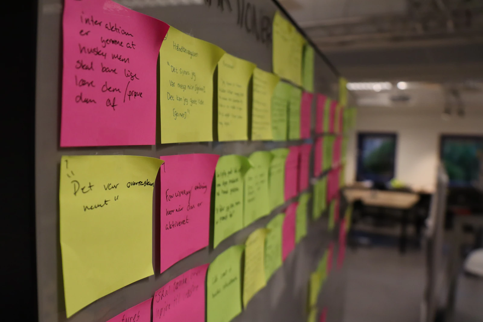 Un mur couvert de notes autocollantes colorées organisées comme un diagramme