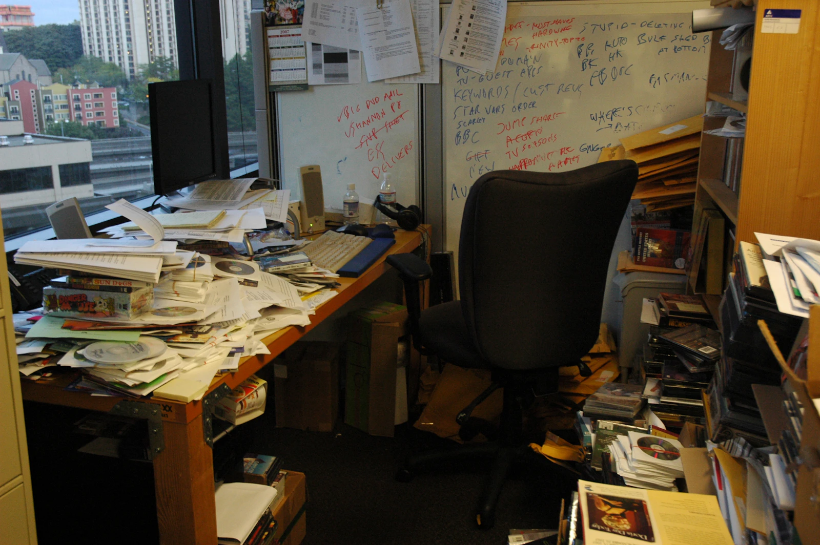 Un bureau encombré de piles de documents papier