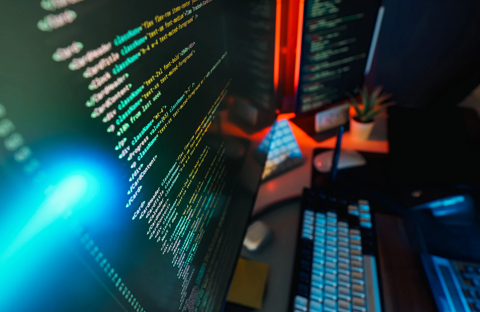 Un écran d'ordinateur affichant du code coloré dans une ambiance tamisée